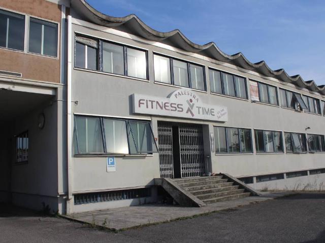 Locale Commerciale in vendita a Cantù, Lombardia