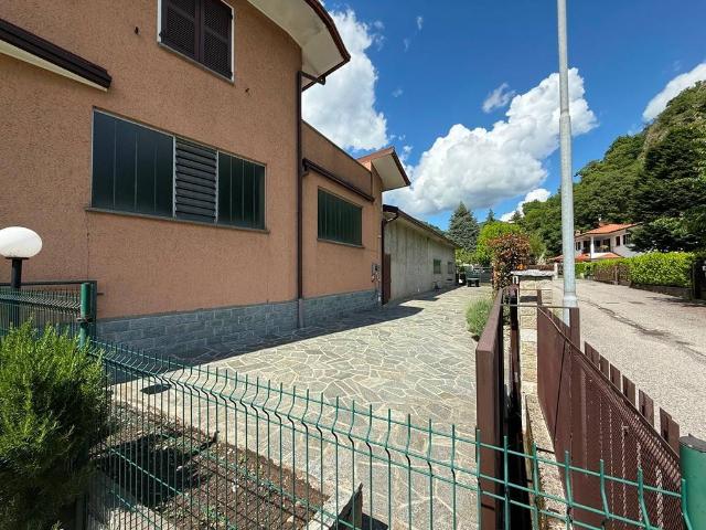 Locale Commerciale in vendita a Canzo, Lombardia