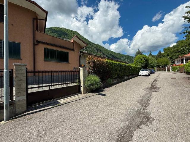 Locale Commerciale in vendita a Canzo, Lombardia