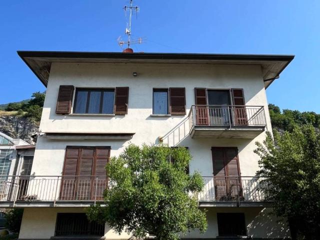 Locale Commerciale in vendita a Canzo, Como