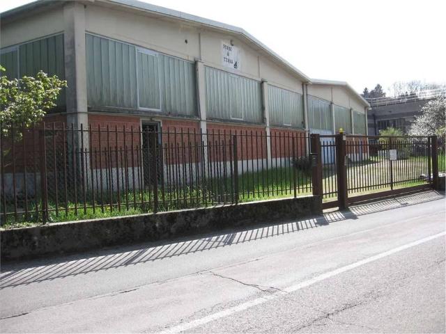 Locale Commerciale in vendita a Canzo, Lombardia