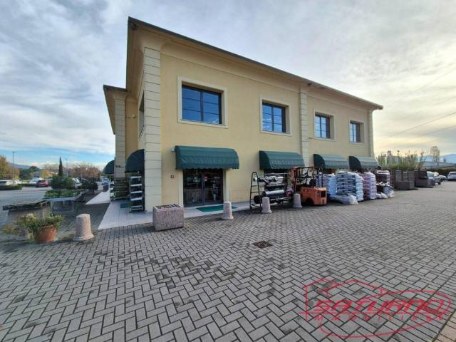 Locale Commerciale in vendita a Capannori, Toscana