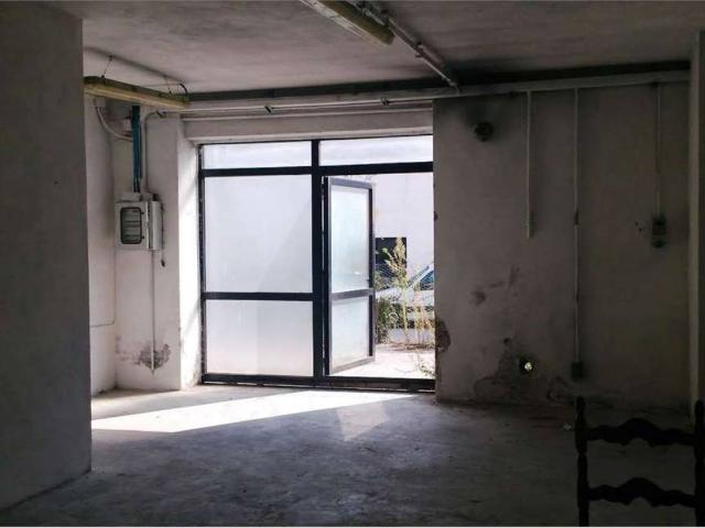Locale Commerciale in vendita a Camigliano, Capannori