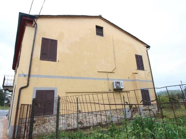 Locale Commerciale in vendita a Zone, Capannori