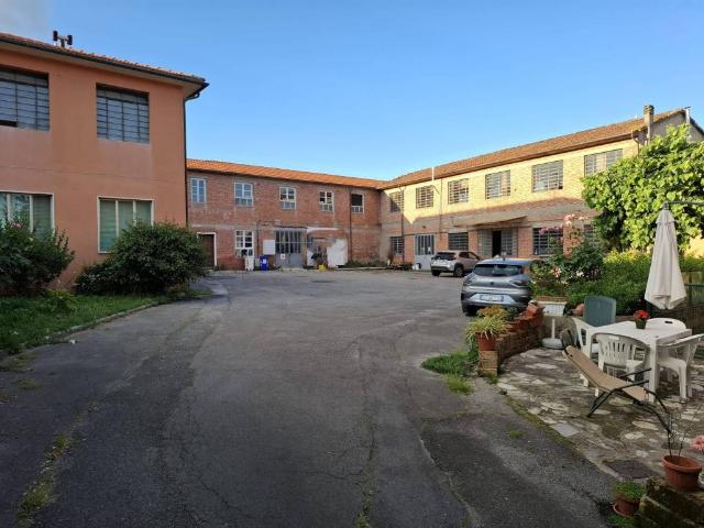 Locale Commerciale in vendita a San Colombano, Capannori