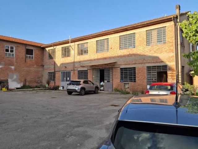 Locale Commerciale in vendita a San Colombano, Capannori