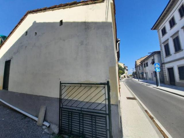 Locale Commerciale in vendita a Capannori, Toscana