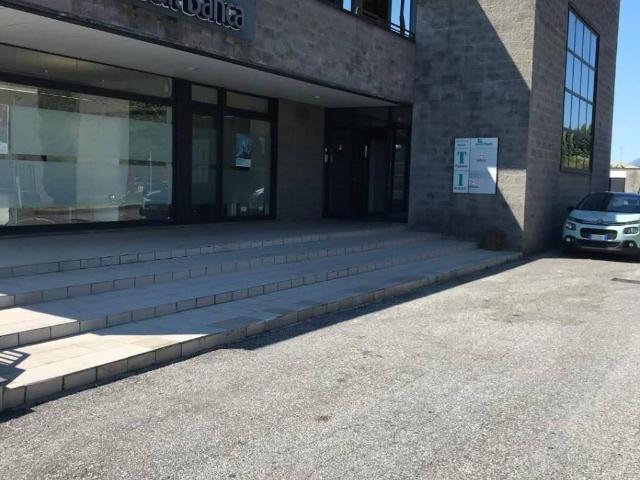 Locale Commerciale in vendita a Zone, Capannori