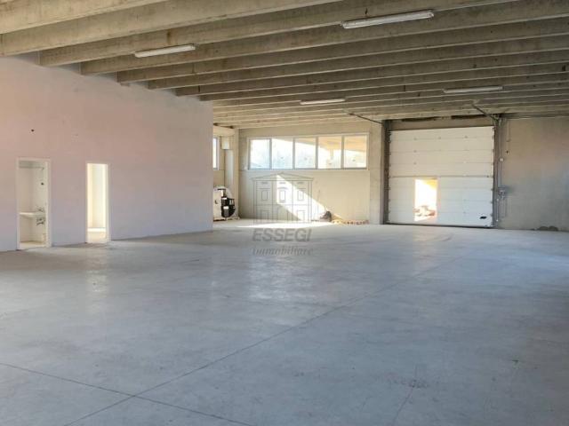 Locale Commerciale in vendita a Tassignano, Capannori