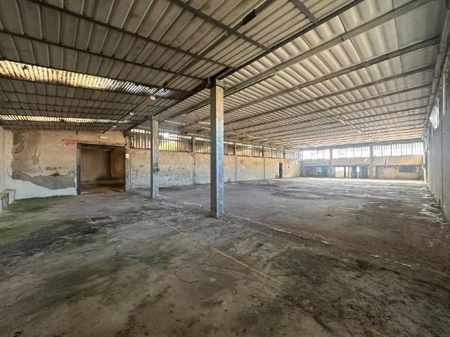 Locale Commerciale in vendita a Camigliano, Capannori