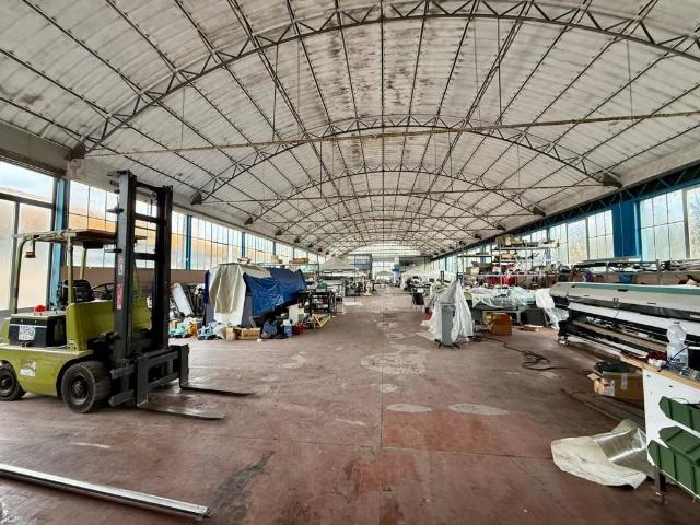 Locale Commerciale in vendita a Camigliano Santa Gemma, Capannori