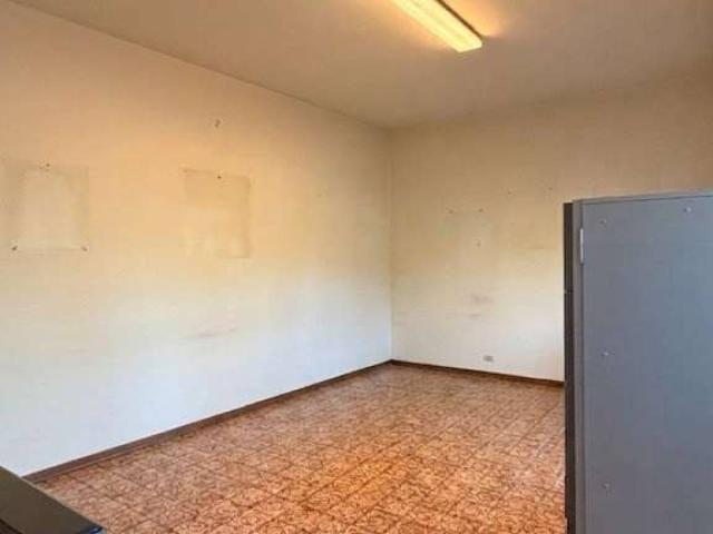 Locale Commerciale in vendita a Zone, Capannori