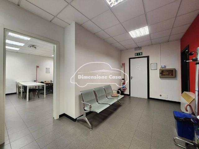 Locale Commerciale in vendita a Zone, Capannori