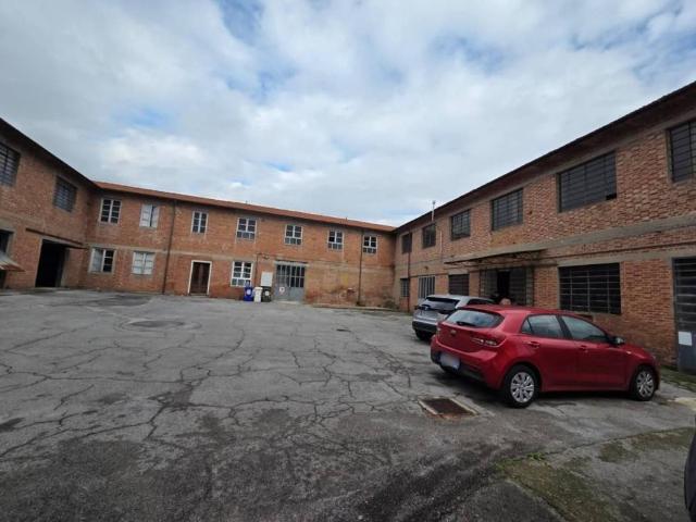 Locale Commerciale in vendita a Capannori, Toscana