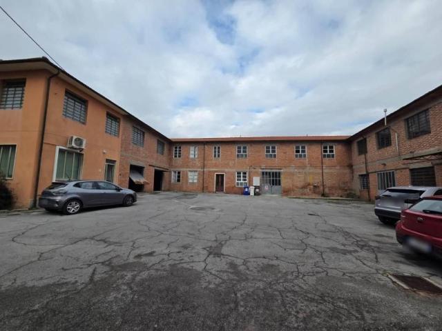 Locale Commerciale in vendita a Capannori, Toscana