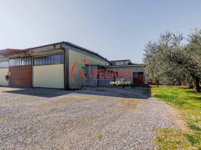 Locale Commerciale in vendita a Lammari, Capannori