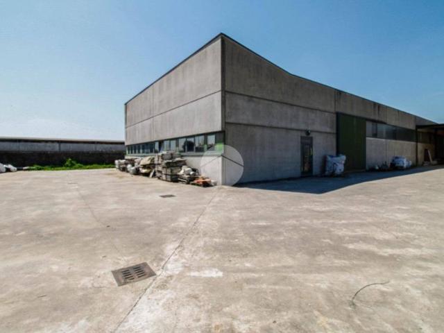 Locale Commerciale in vendita a Capergnanica, Lombardia