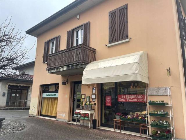 Locale Commerciale in vendita a Capiago Intimiano, Lombardia