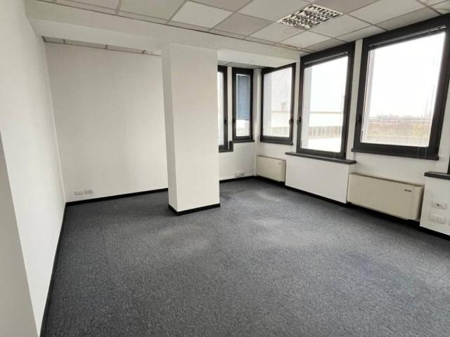 Locale Commerciale in vendita a Agrate Brianza, Lombardia