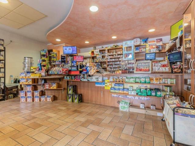 Locale Commerciale in vendita a Caprarola, Lazio