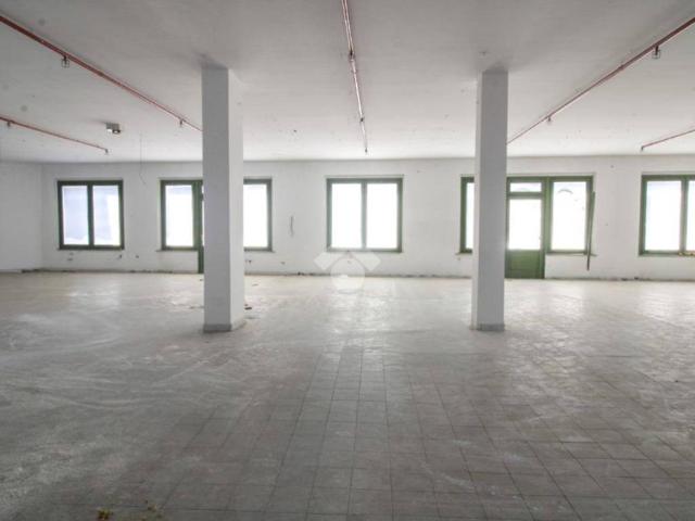 Locale Commerciale in vendita a Capriate, Capriate San Gervasio