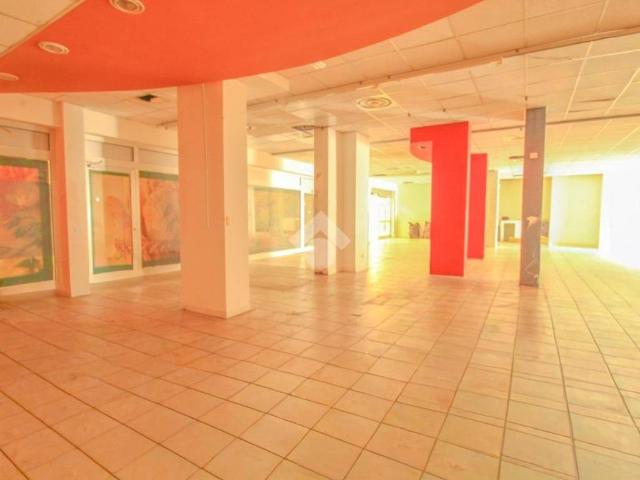 Locale Commerciale in vendita a Capriate, Capriate San Gervasio