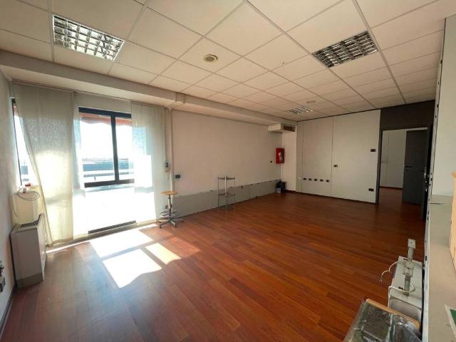 Locale Commerciale in vendita a Capriate San Gervasio, Lombardia