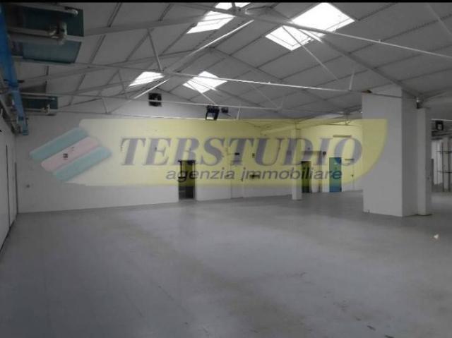 Locale Commerciale in vendita a Capriate San Gervasio, Lombardia