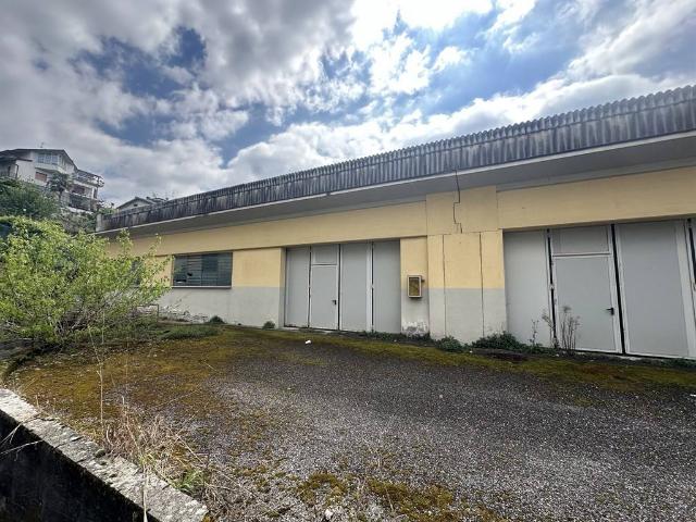 Locale Commerciale in vendita a Caprino Bergamasco, Lombardia