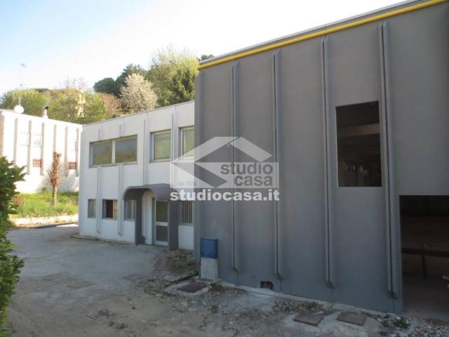 Locale Commerciale in vendita a Cava, Caprino Bergamasco