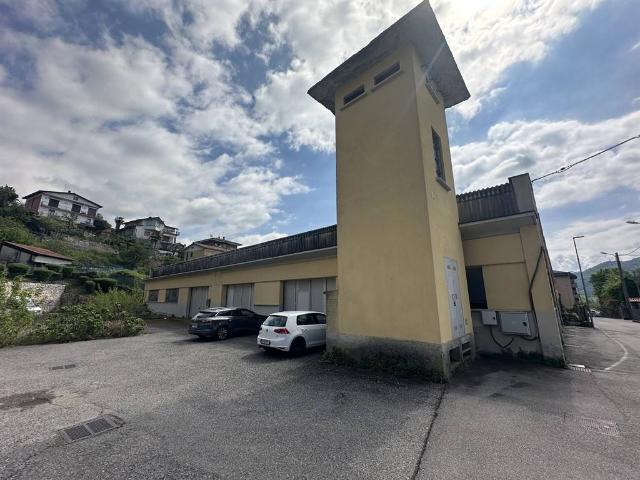 Locale Commerciale in vendita a Caprino Bergamasco, Lombardia