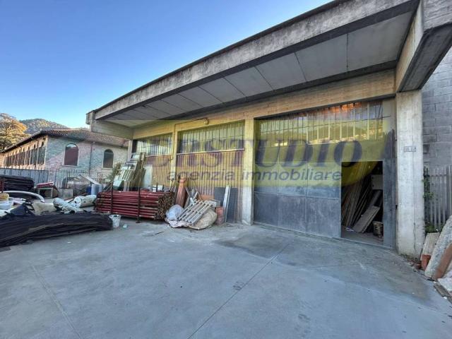 Locale Commerciale in vendita a Cava, Caprino Bergamasco