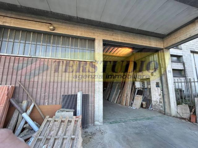 Locale Commerciale in vendita a Cava, Caprino Bergamasco