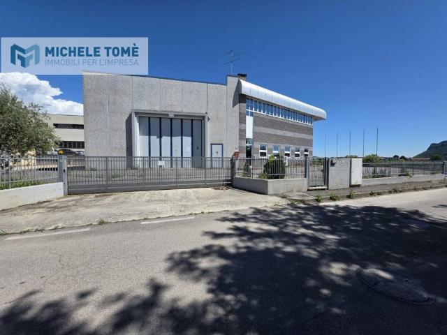 Locale Commerciale in vendita a Rivoli Veronese, Veneto