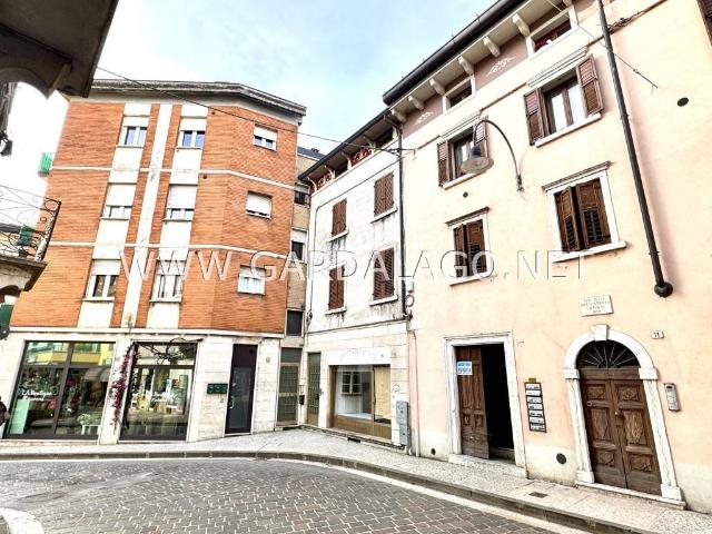 Locale Commerciale in vendita a Rubiana, Caprino Veronese
