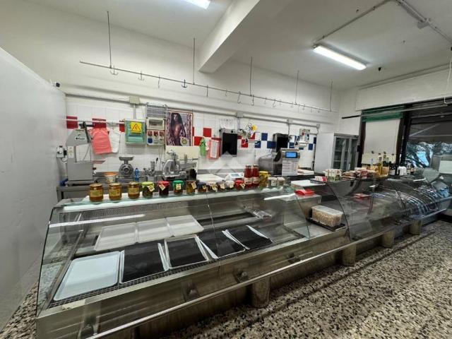 Locale Commerciale in vendita a Rubiana, Caprino Veronese