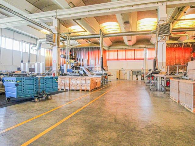 Locale Commerciale in vendita a Capriolo, Lombardia