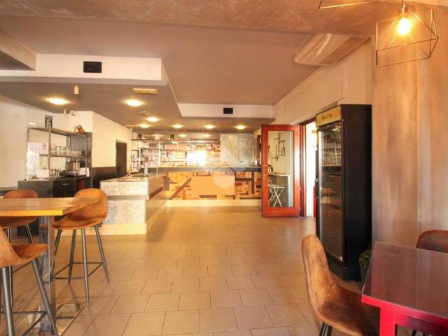 Locale Commerciale in vendita a Capriolo, Lombardia
