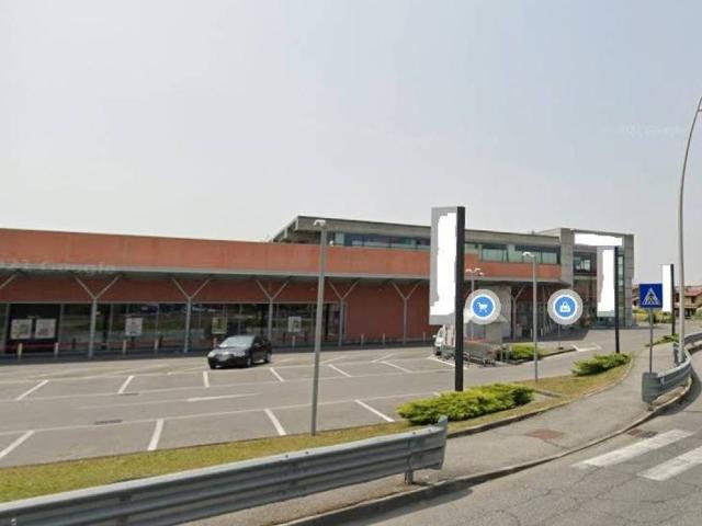 Locale Commerciale in vendita a Capriolo, Lombardia