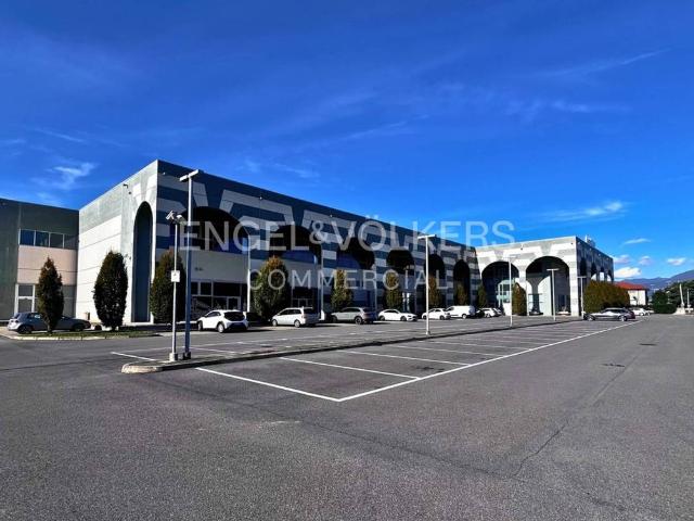 Locale Commerciale in vendita a Capriolo, Lombardia