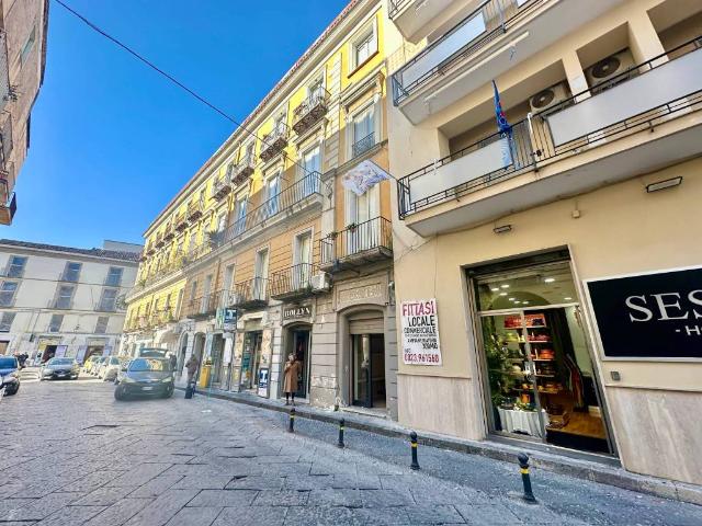 Locale Commerciale in vendita a Capua, Campania