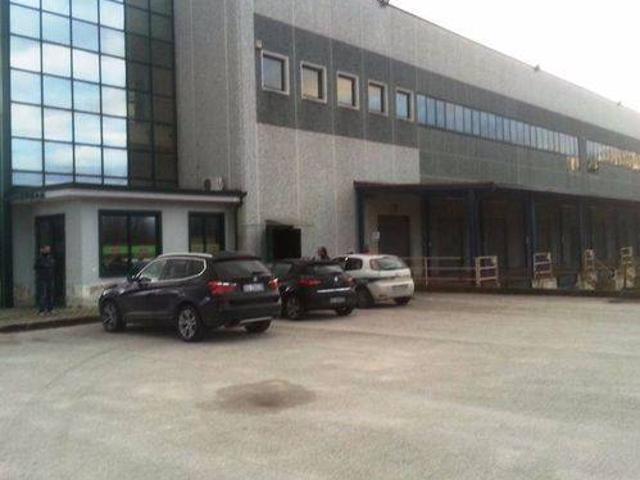 Locale Commerciale in vendita a Risorgimento, Capua