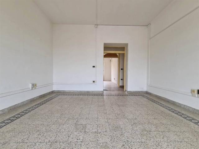 Locale Commerciale in vendita a Capua, Campania