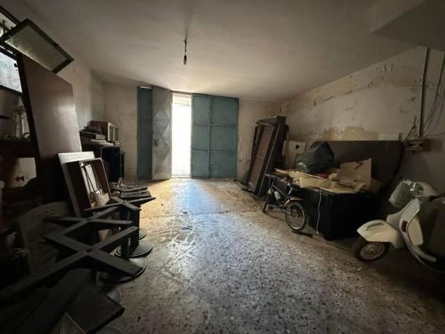 Locale Commerciale in vendita a Puglia, Bari
