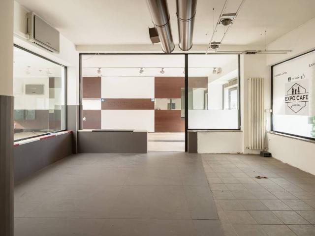Locale Commerciale in vendita a Realdino, Carate Brianza