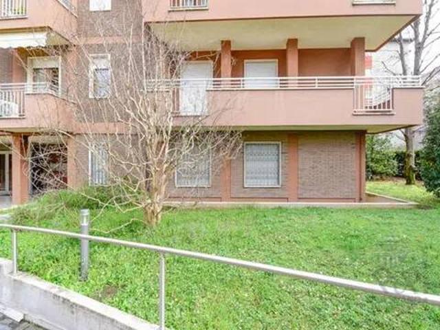 Locale Commerciale in vendita a Carate Brianza, Lombardia
