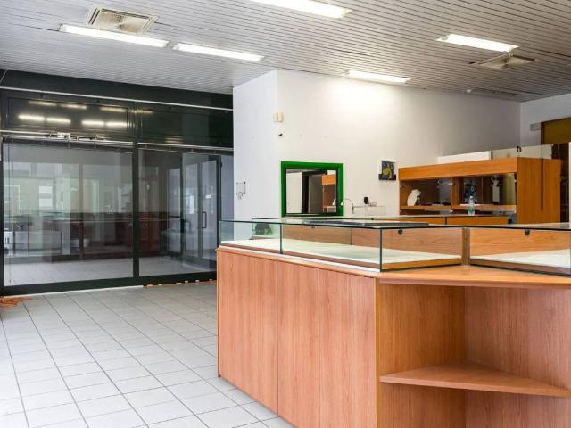 Locale Commerciale in vendita a Carate Brianza, Lombardia