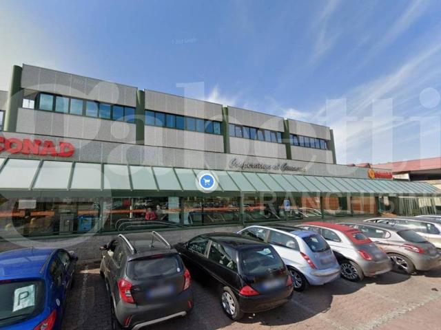Locale Commerciale in vendita a Carate Brianza, Lombardia