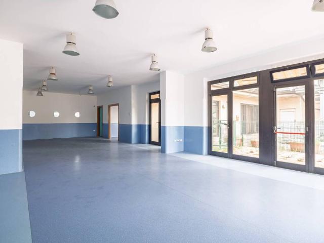 Locale Commerciale in vendita a Realdino, Carate Brianza