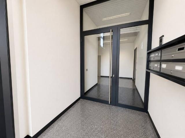 Locale Commerciale in vendita a Carate Brianza, Lombardia